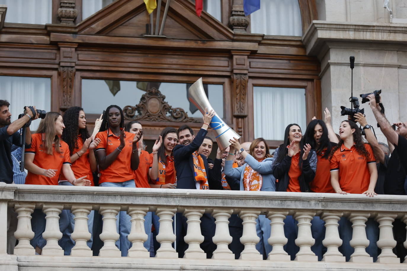 El Valencia Basket femenino celebra su segunda Liga