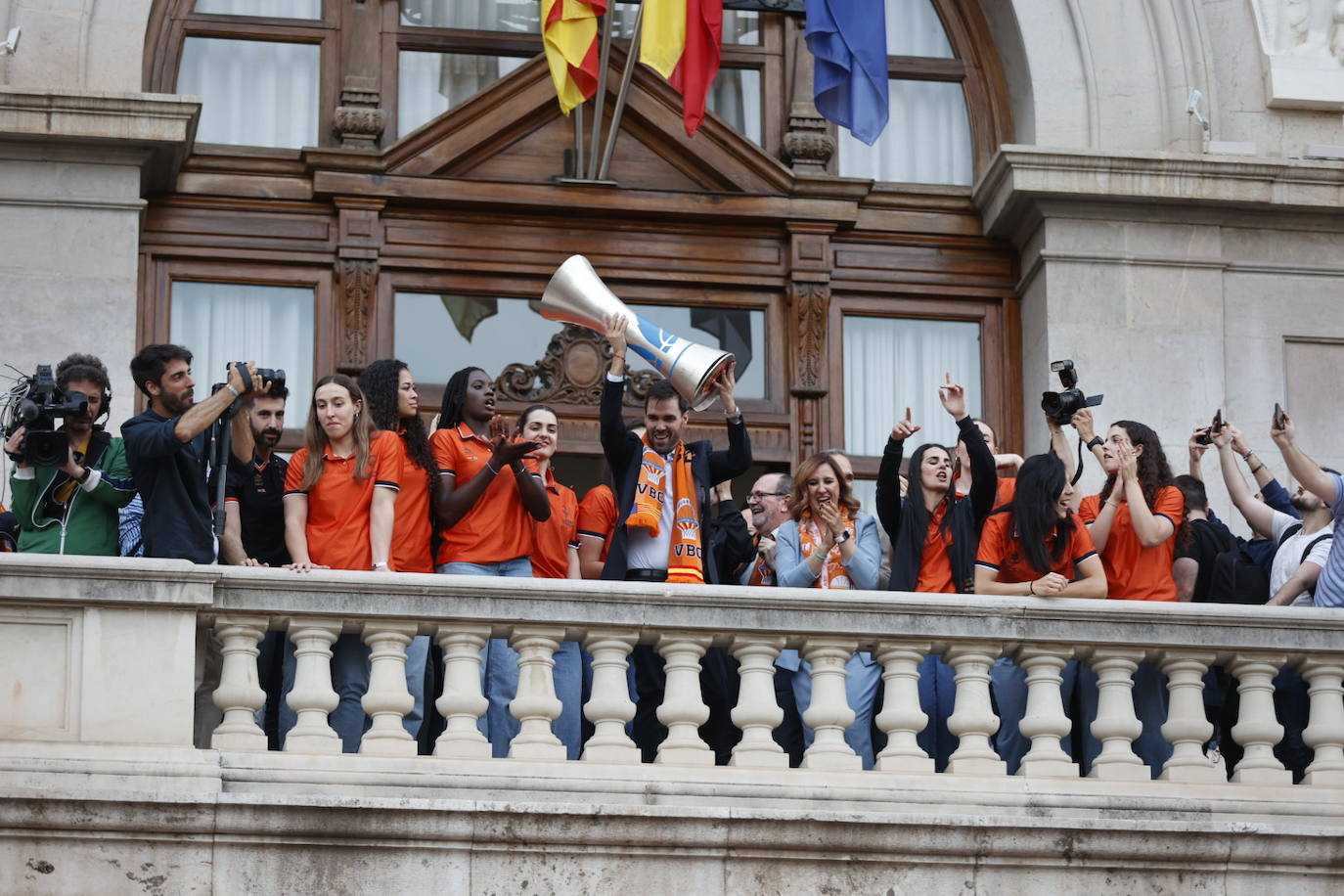 El Valencia Basket femenino celebra su segunda Liga