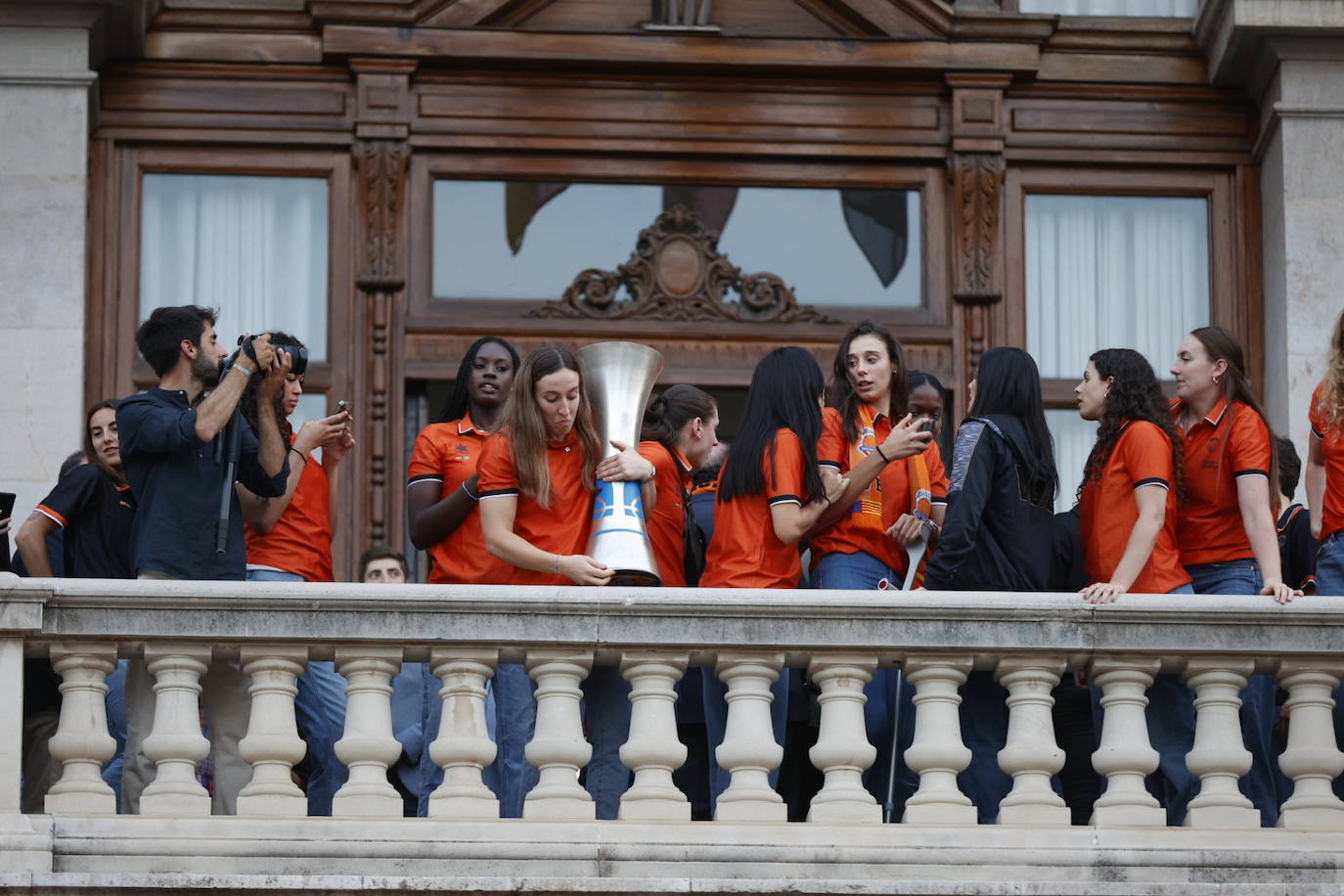 El Valencia Basket femenino celebra su segunda Liga