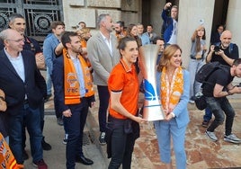 Las jugadoras del Valencia Basket, el Ayuntamiento.