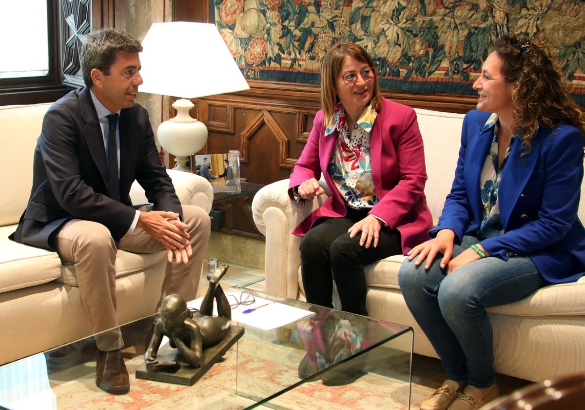 El presidente Mazón junto a la alaldesa de Chiva, Amparo Fort, y la edil Sandra Castillo.