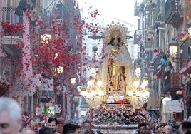 La Virgen, bajo la lluvia de pétalos.