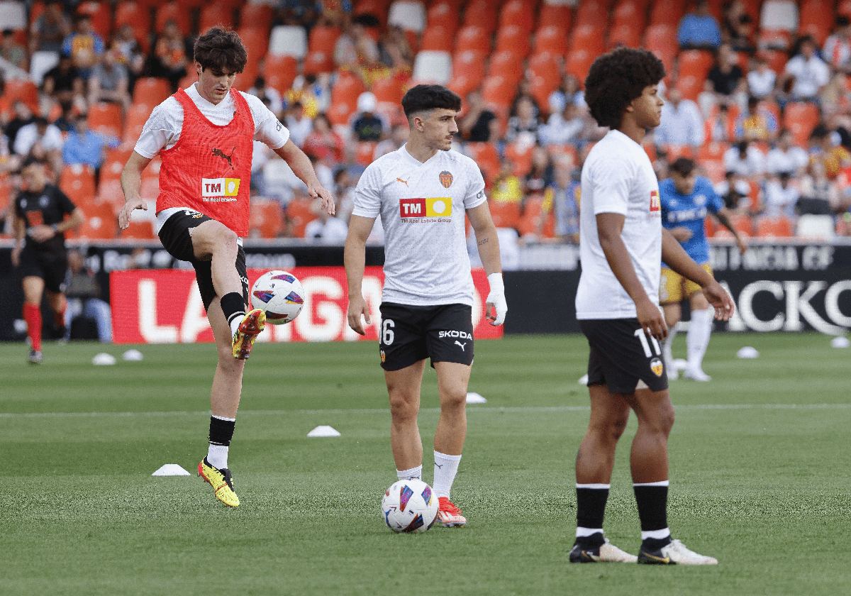 Javi Guerra y Diego López, junto a Peter Federico, calentando en Mestalla.