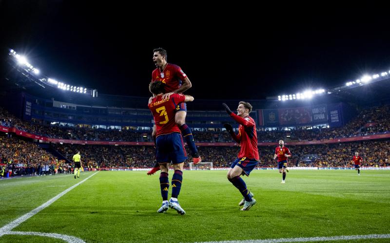 Jugadores de la selección española celebran un gol.