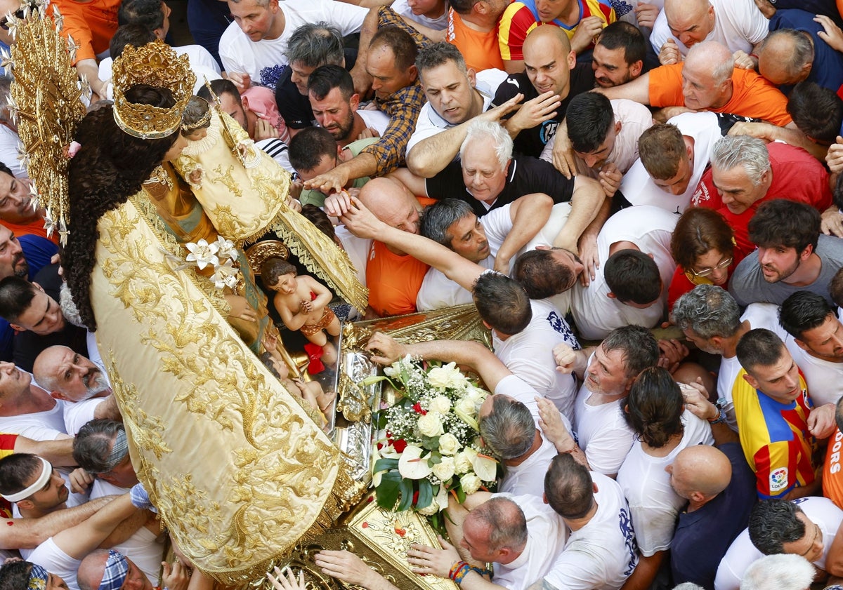 Imagen principal - Detalles de los bordados del manto de la Virgen y del Niño.