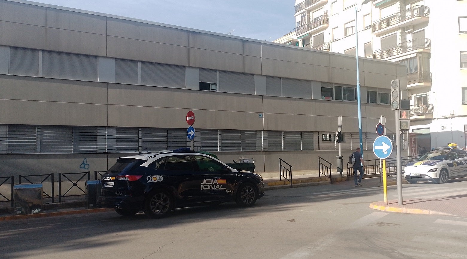 Sendas patrullas de Policía Nacional y Policía Local junto al colegio Gonzalbes Vera.