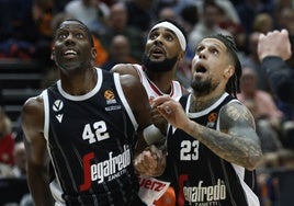 Davies lucha por la posición con Dunston y Hackett en la Fonteta.