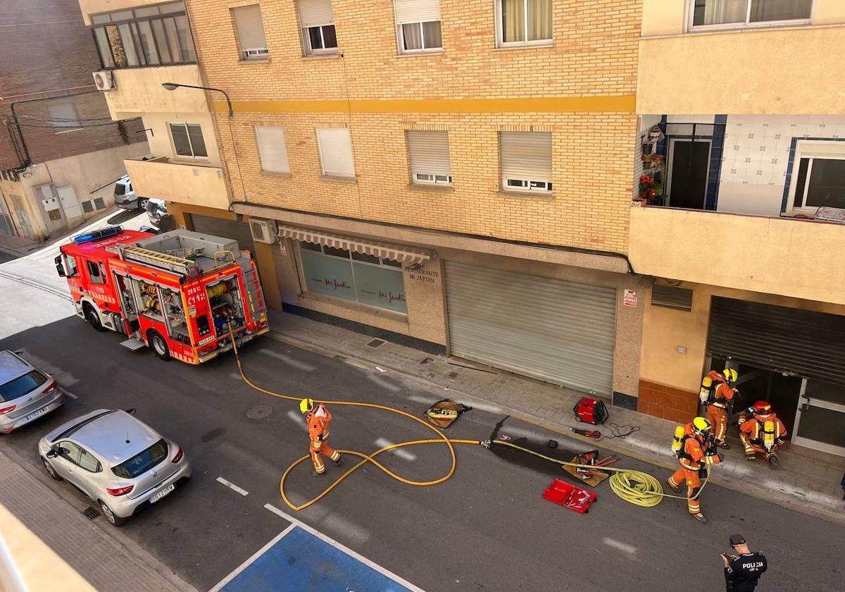 Los bomberos sofocan un incendio en un restaurante de Chiva