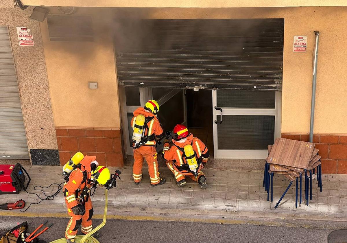 Un momento de la intervención de los bomberos.