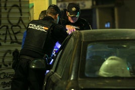 Policías nacionales, durante una intervención en Valencia.