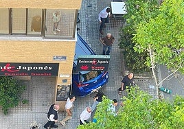 El vehículo ha chocado contra la fachada del local.