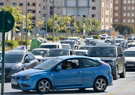 Varios coches circulando.