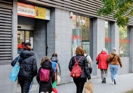 Varias personas pasan frente a una ofician del SEPE en una imagen de archivo.