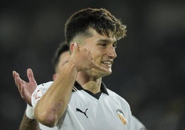 Pepelu, celebrando un gol con el Valencia.