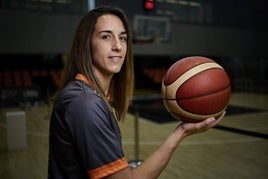 Queralt Casas posa en la pista central de L'Alqueria del Basket