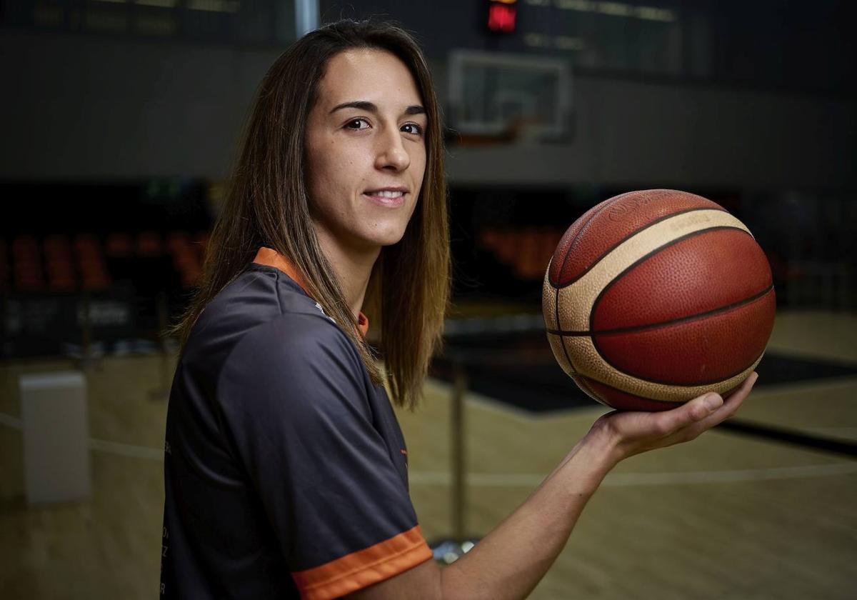 Queralt Casas posa en la pista central de L'Alqueria del Basket