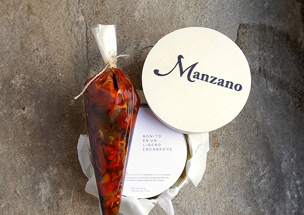 Imagen secundaria 1 - Cebollas rellenas, bonito en escabeche con pimientos y roca de chocolate, tres de los platos de la prestigiosa casa de comidas de Arriondas.