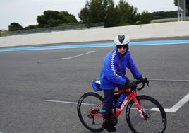 María José Silvestre, con el chubasquero de plástico con el que tuvo que acabar la carrera que ganó en Francia.