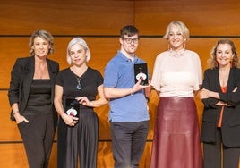 Los galardonados, en el centro, junto a Marta Iranzo y María Ángeles Fayos.