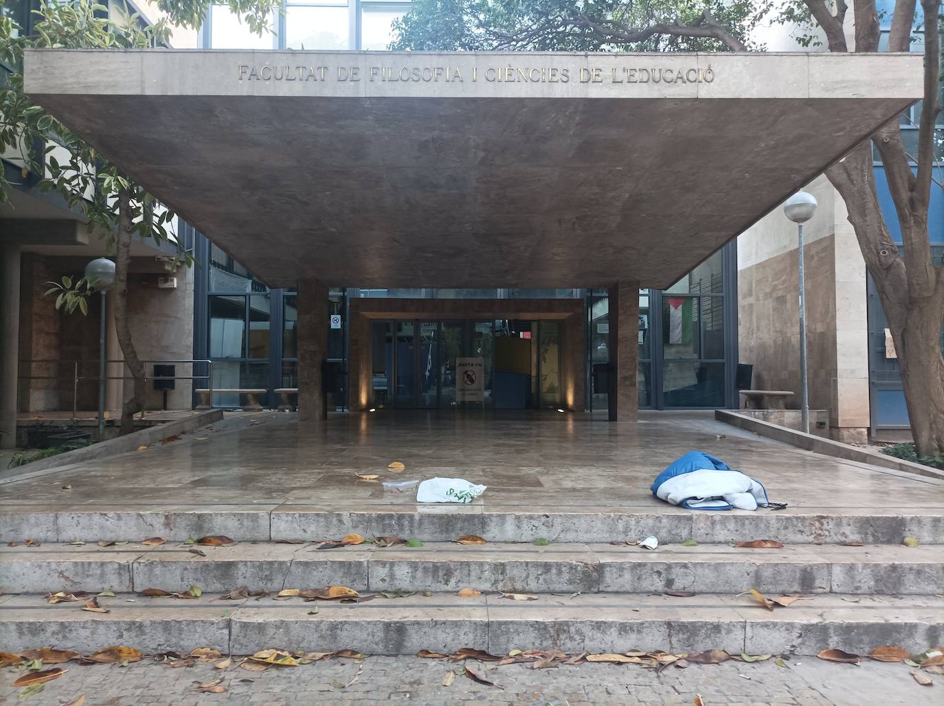 Fotos del atrincheramiento de estudiantes con barricadas en la Facultad de Filosofía de la Universitat de València