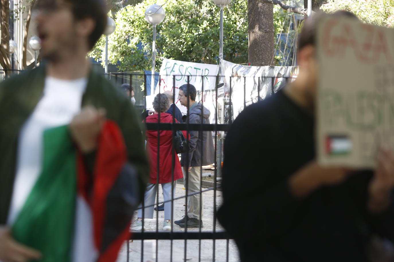 Fotos del atrincheramiento de estudiantes con barricadas en la Facultad de Filosofía de la Universitat de València