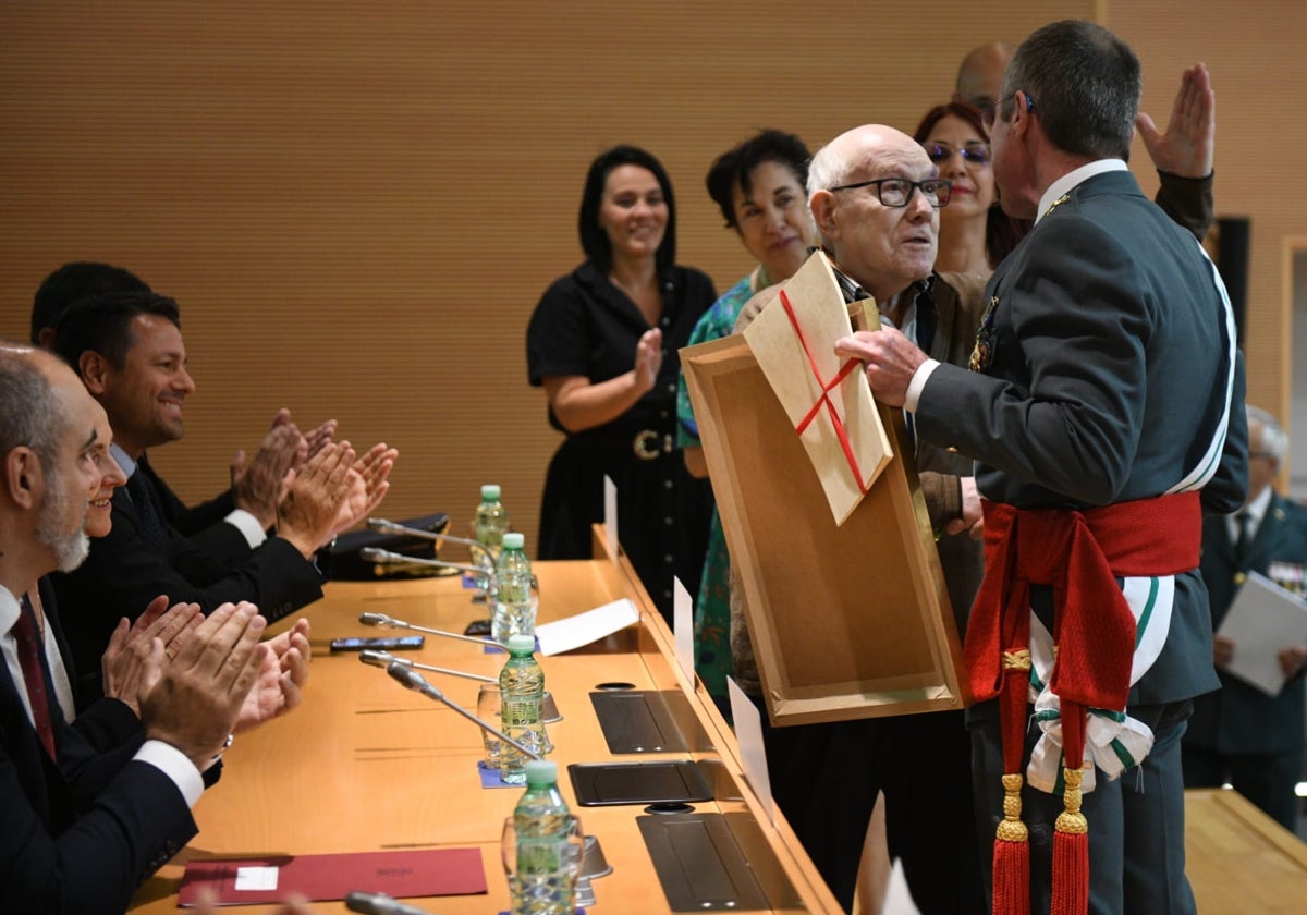 Ramón Padrós gesticula y agradece el homenaje cuando habla con el general Prieto Bozec.