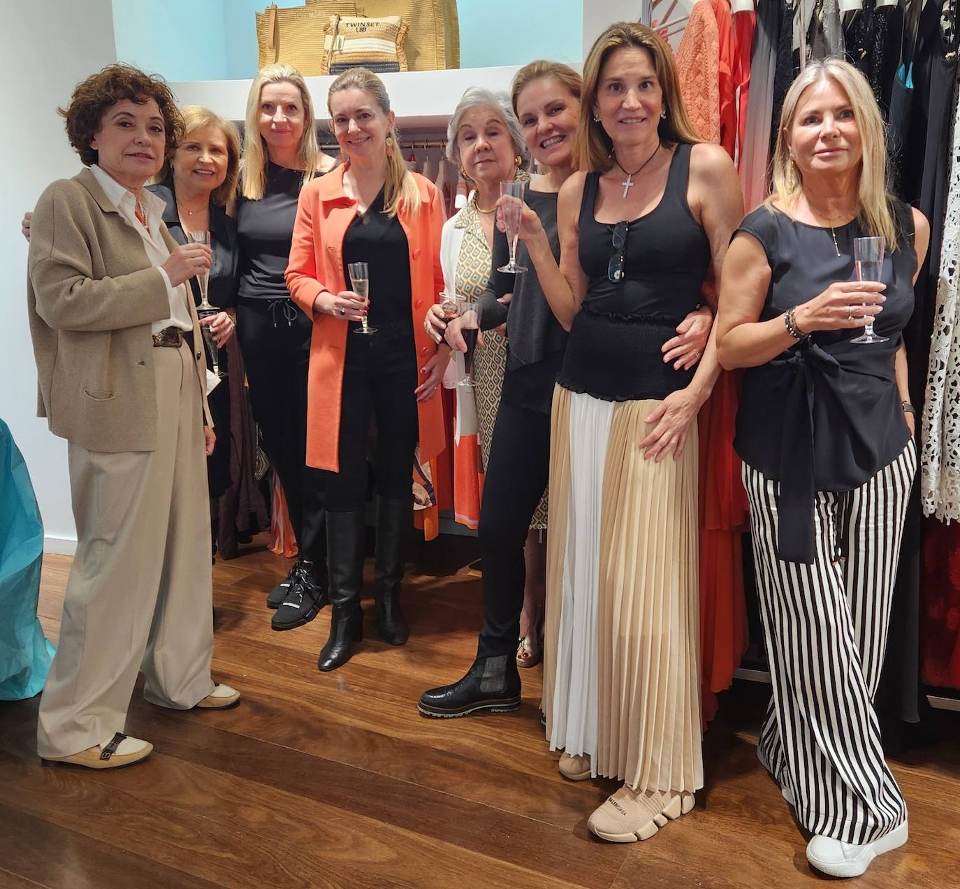 Las amigas que acompañan a María Horrach en su fiesta de aniversario