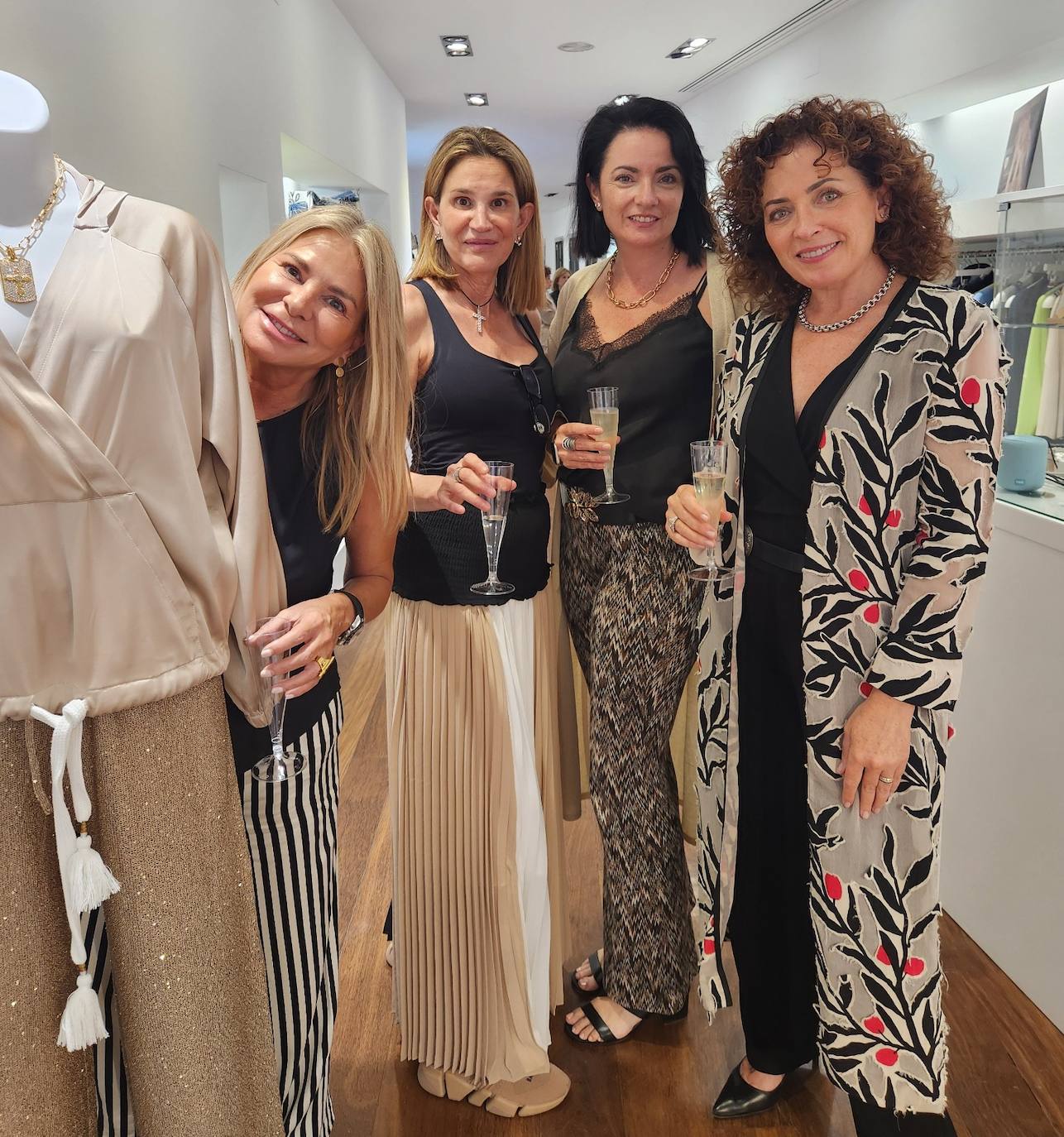 Las amigas que acompañan a María Horrach en su fiesta de aniversario