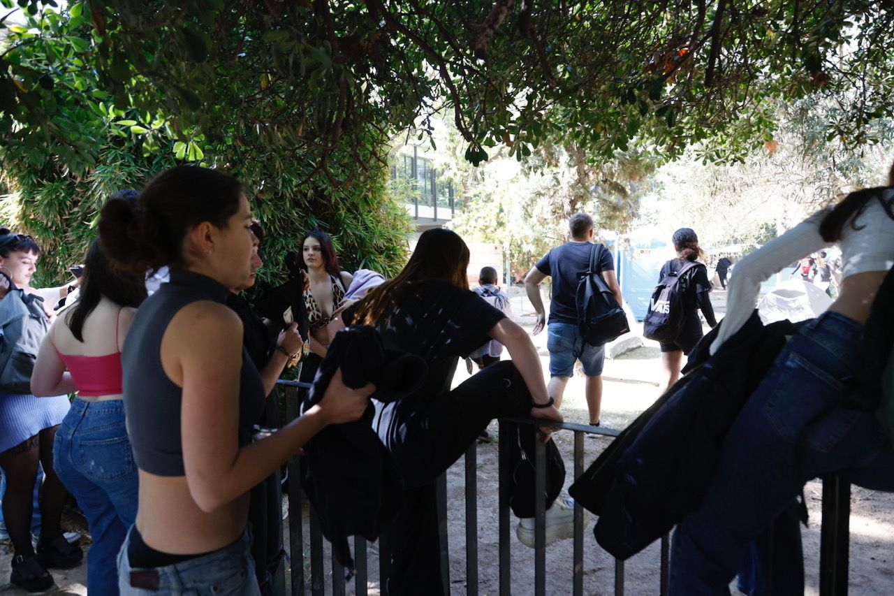 Fotos del atrincheramiento de estudiantes con barricadas en la Facultad de Filosofía de la Universitat de València