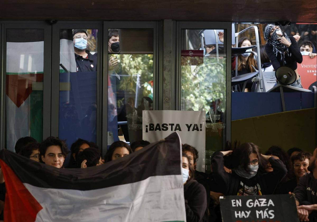 Los acampados toman la Facultad de Filosofía de la Universitat de València