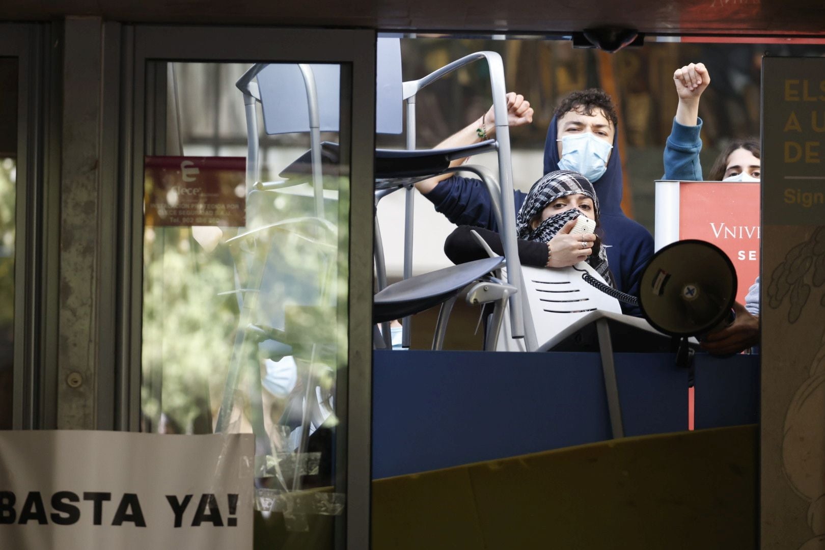 Fotos del atrincheramiento de estudiantes con barricadas en la Facultad de Filosofía de la Universitat de València