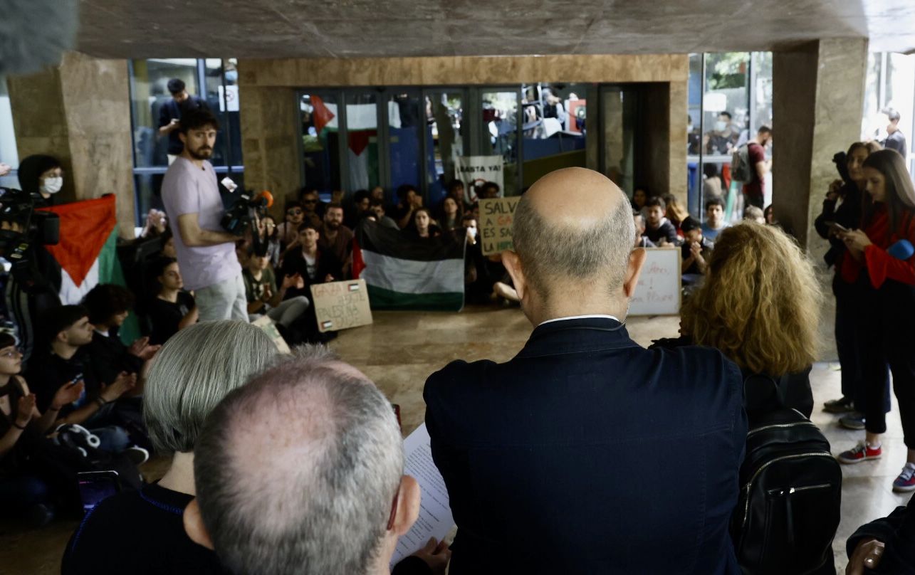 Fotos del atrincheramiento de estudiantes con barricadas en la Facultad de Filosofía de la Universitat de València