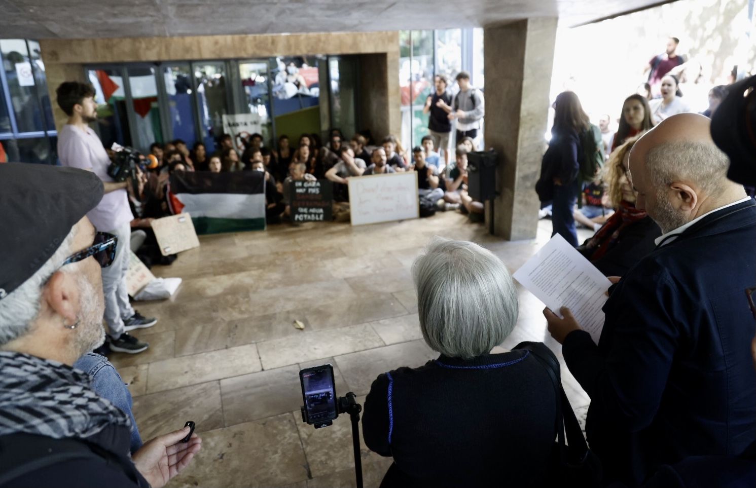 Fotos del atrincheramiento de estudiantes con barricadas en la Facultad de Filosofía de la Universitat de València