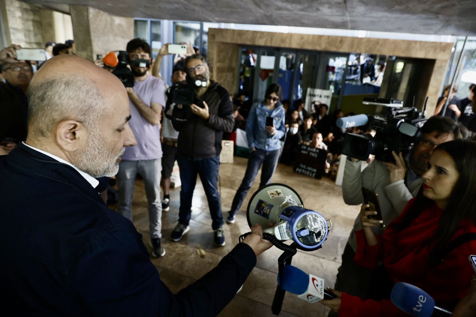 Fotos del atrincheramiento de estudiantes con barricadas en la Facultad de Filosofía de la Universitat de València