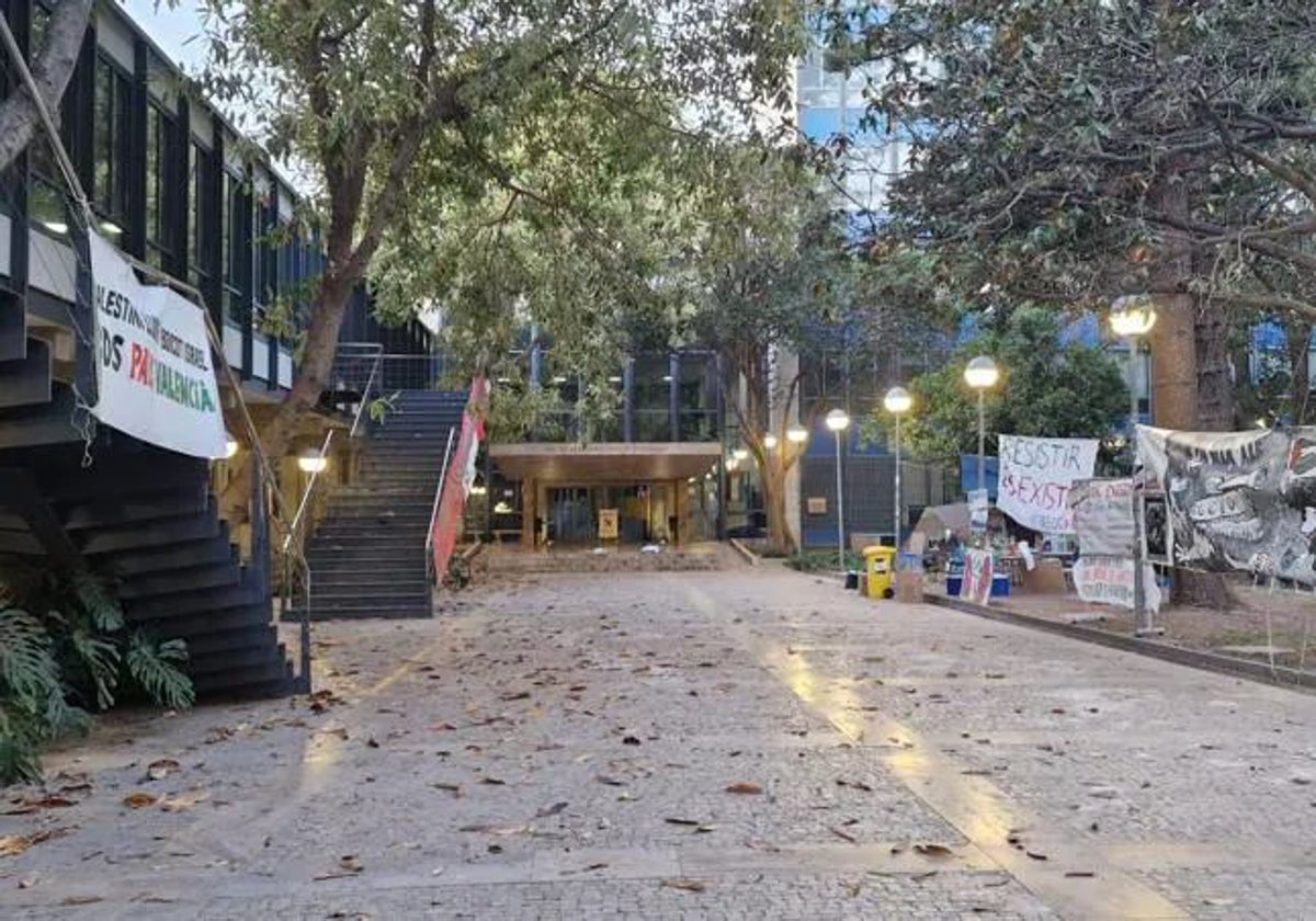 Acceso al edificio de la Facultad de Filosofía de la Universitat de Valencia.