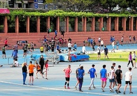 Decenas de personas se entrenan en las pistas del viejo cauce del río en Valencia.