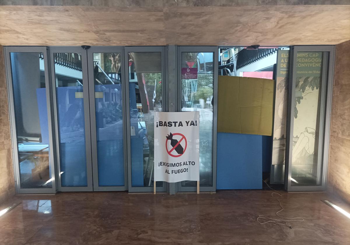 Fotos del atrincheramiento de estudiantes con barricadas en la Facultad de Filosofía de la Universitat de València