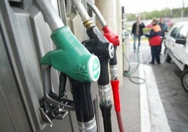 Surtidor de combustible en una estación de servicio.