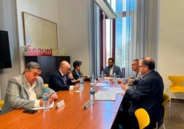 Reunión de las autoridades en el Ayuntamiento de Sagunto.