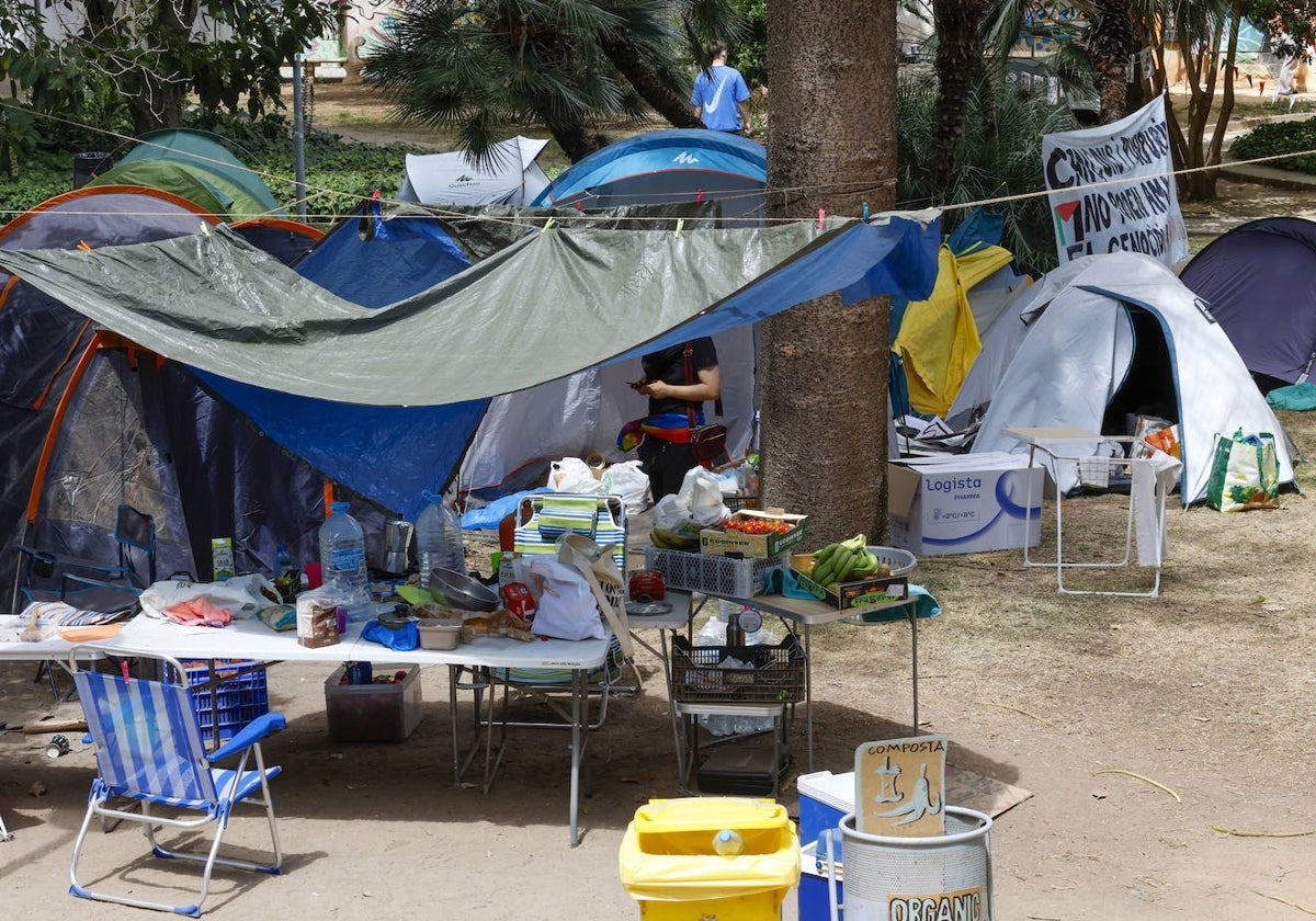 Imagen de la acampada al mediodía, antes de recogerse las tiendas.