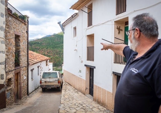 Jorge, trabajador del bar, señala la vegetación seca alrededor de Chodos.