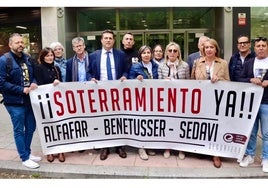 La Plataforma por el Soterramiento junto los alcaldes.