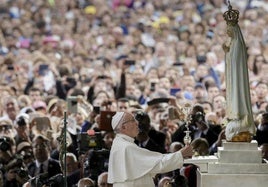 El papa Francisco reza en el interior de la capilla del santuario de Fátima, en una imagen de archivo.