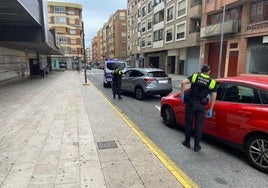 Agentes de la Policía Local informan a conductores en el centro de Alicante.