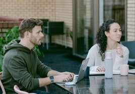 Un chico y una chica trabajando en un proyecto.