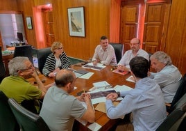 Un momento de la reunión celebrada en el despacho de Alcaldía.