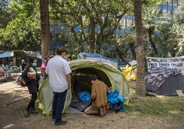 Algunos de los estudiantes el pasado viernes, tras decidirse el fin de la acampada.