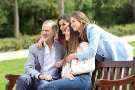 La Reina Letizia; la Princesa Leonor; la infanta Sofía y el Rey Felipe posan en los alrededores del Palacio Real