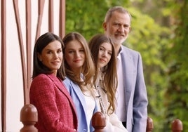 La Reina Letizia; la Princesa Leonor; la infanta Sofía y el Rey Felipe posan en los alrededores del Palacio Real