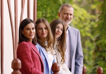 Los Reyes celebran su 20º aniversario de boda con fotos inéditas en los jardines del Palacio Real